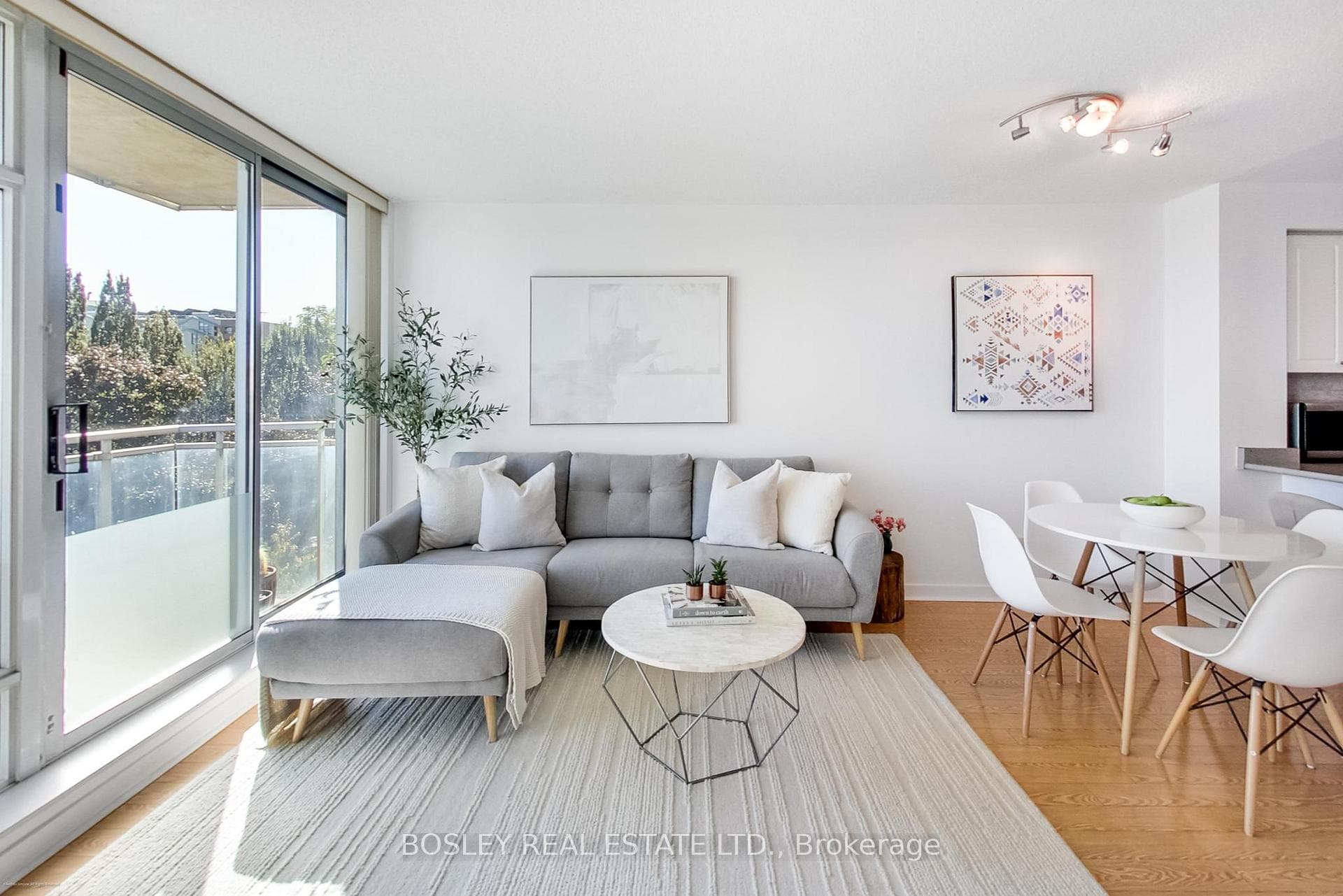 650 Queens Quay Unit 508 photo 2