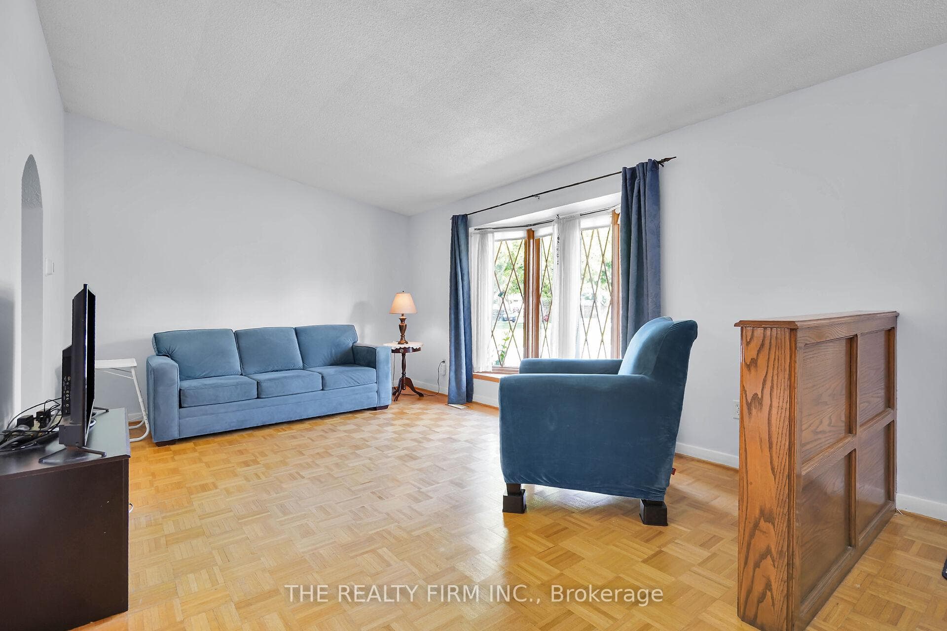 121 Goldwick Crescent photo 4