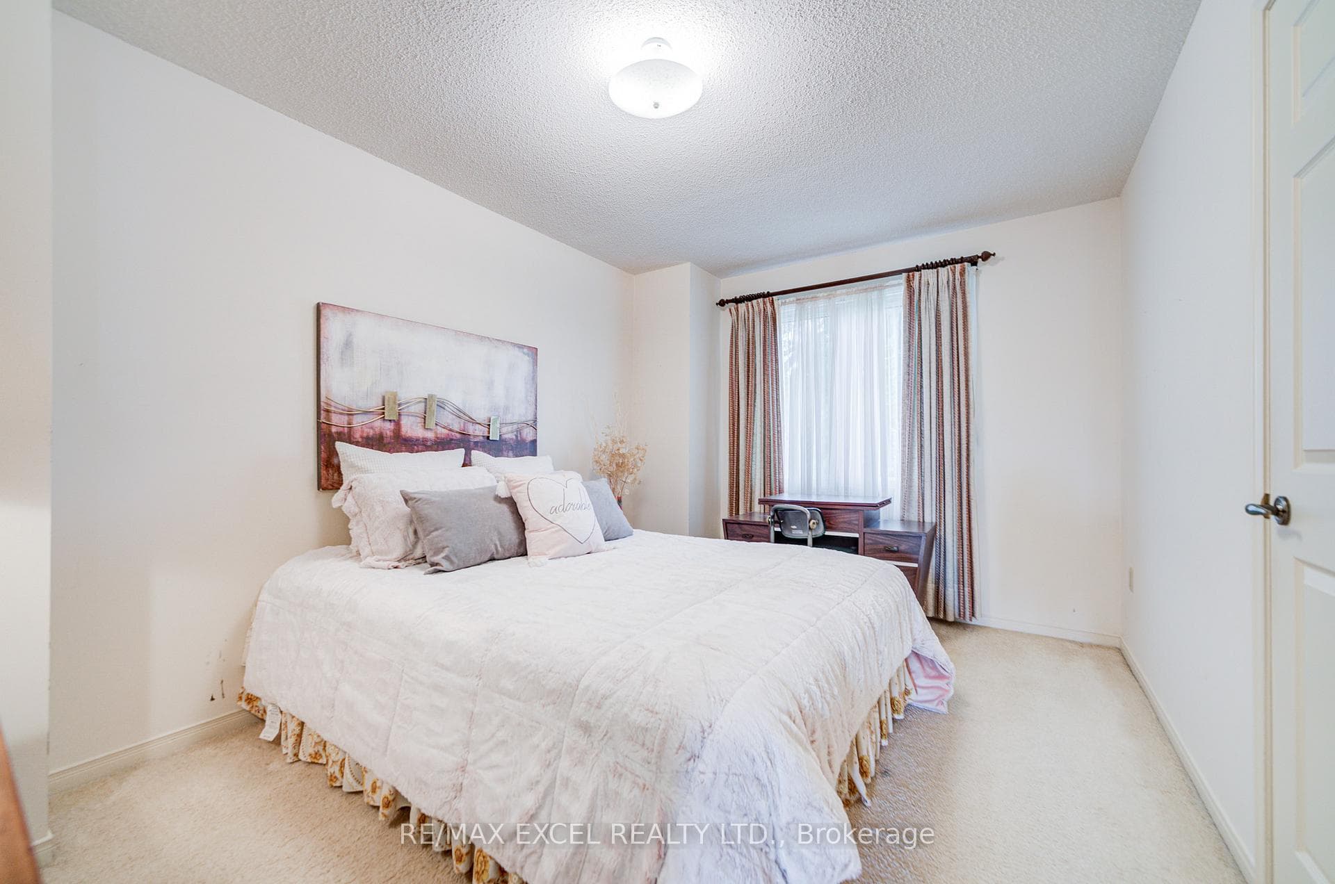 74 Holmbush Crescent photo 38