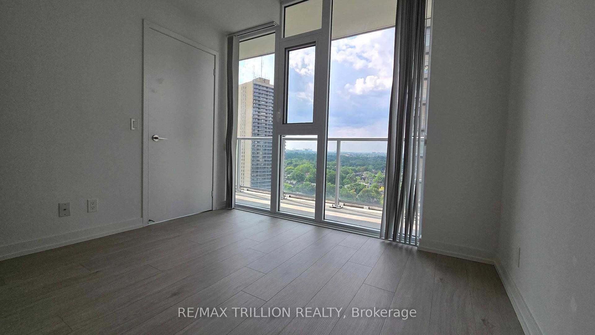 33 Helendale Avenue Unit 1301 photo 19