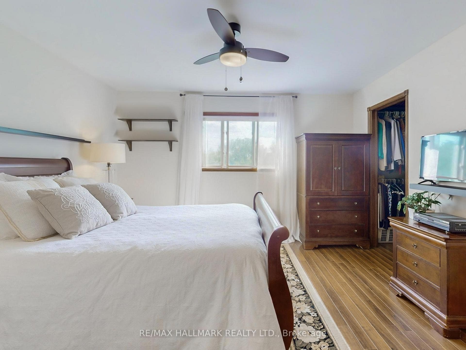 209 Overbank Drive photo 11