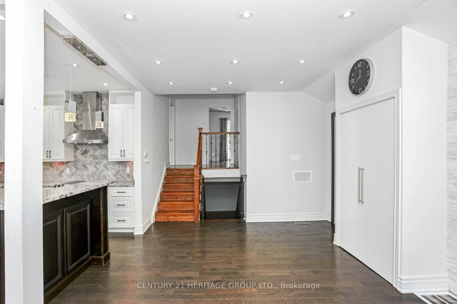 81 Aurora Heights Drive Unit Aurora photo 16