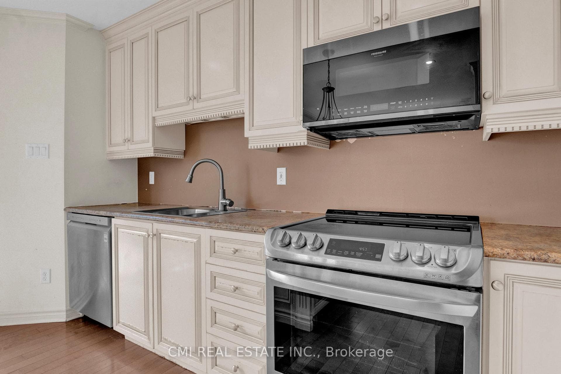 1818 Appleford Street photo 13