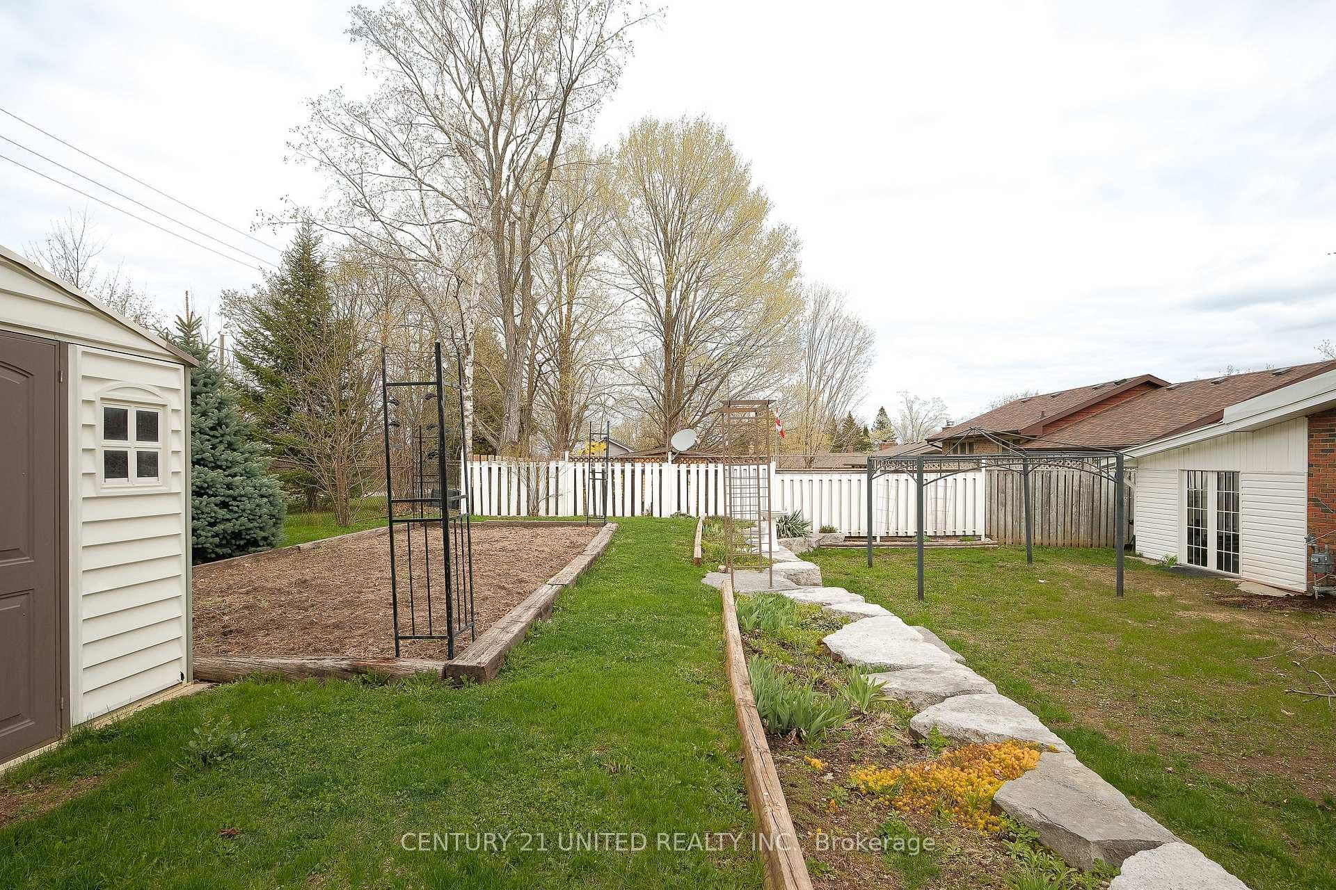 1366 Leighton Road photo 37