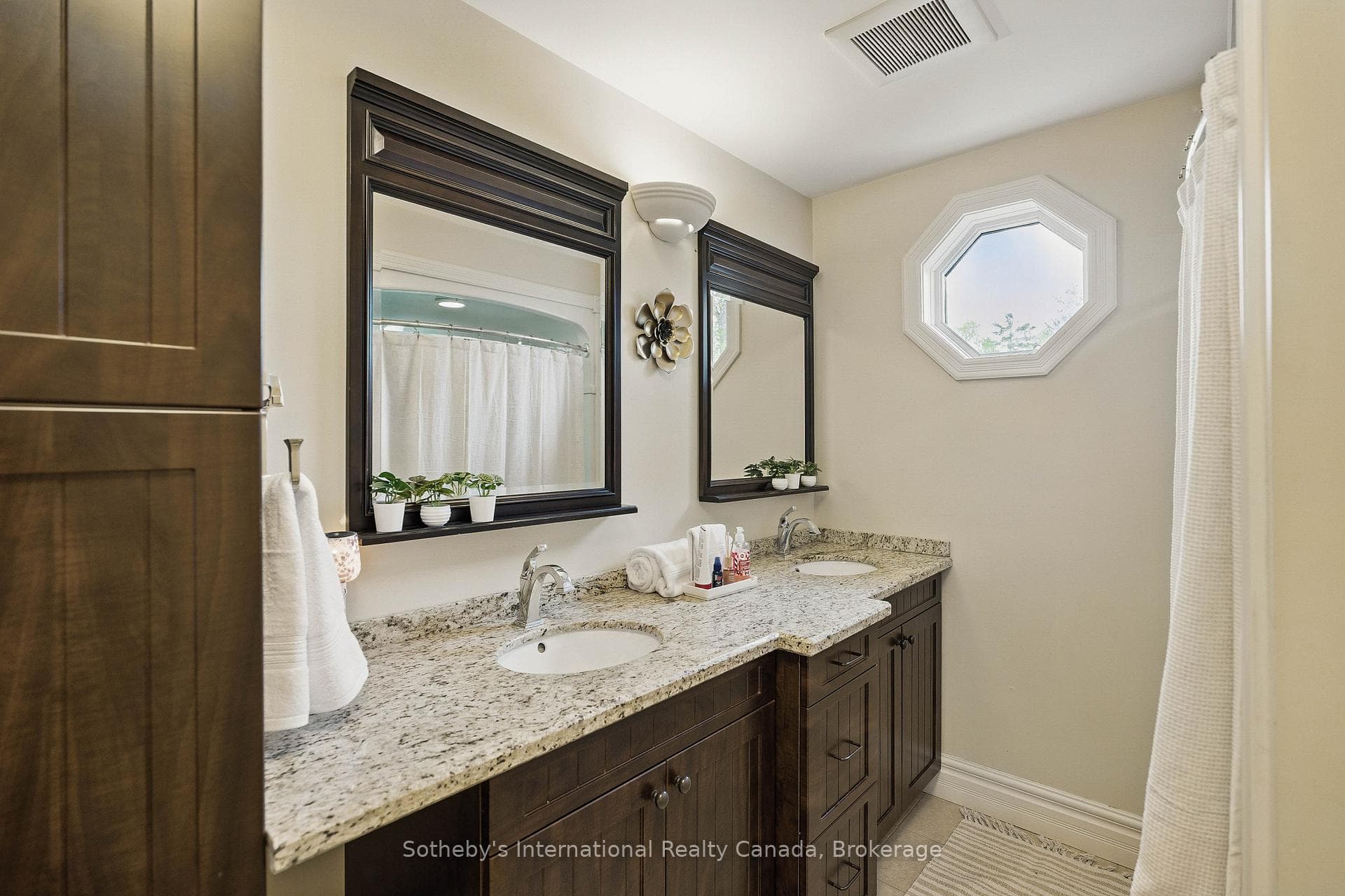 Spacious Upper Level Bathroom w/ Tub/Shower