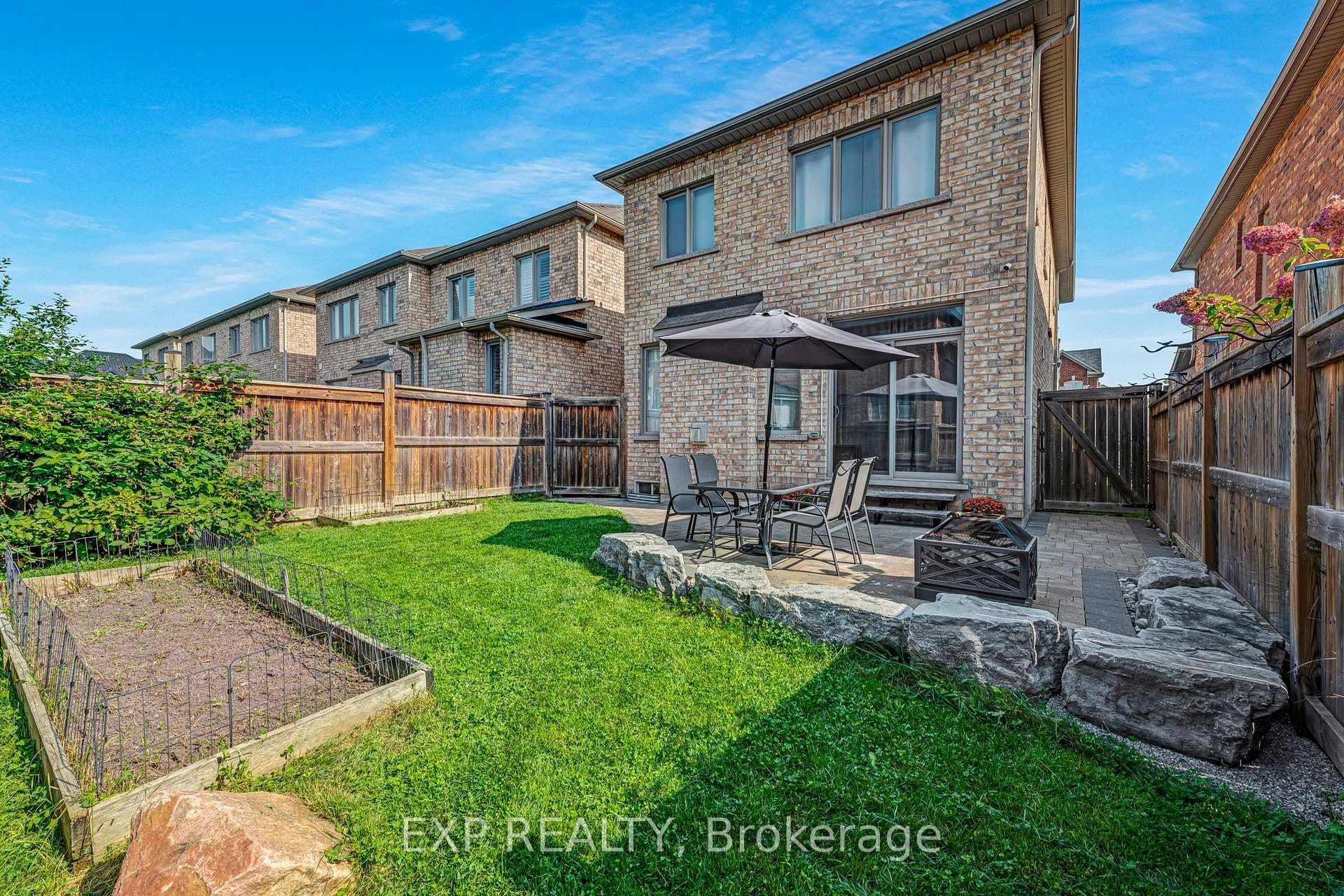 102 Juglans Crescent photo 37