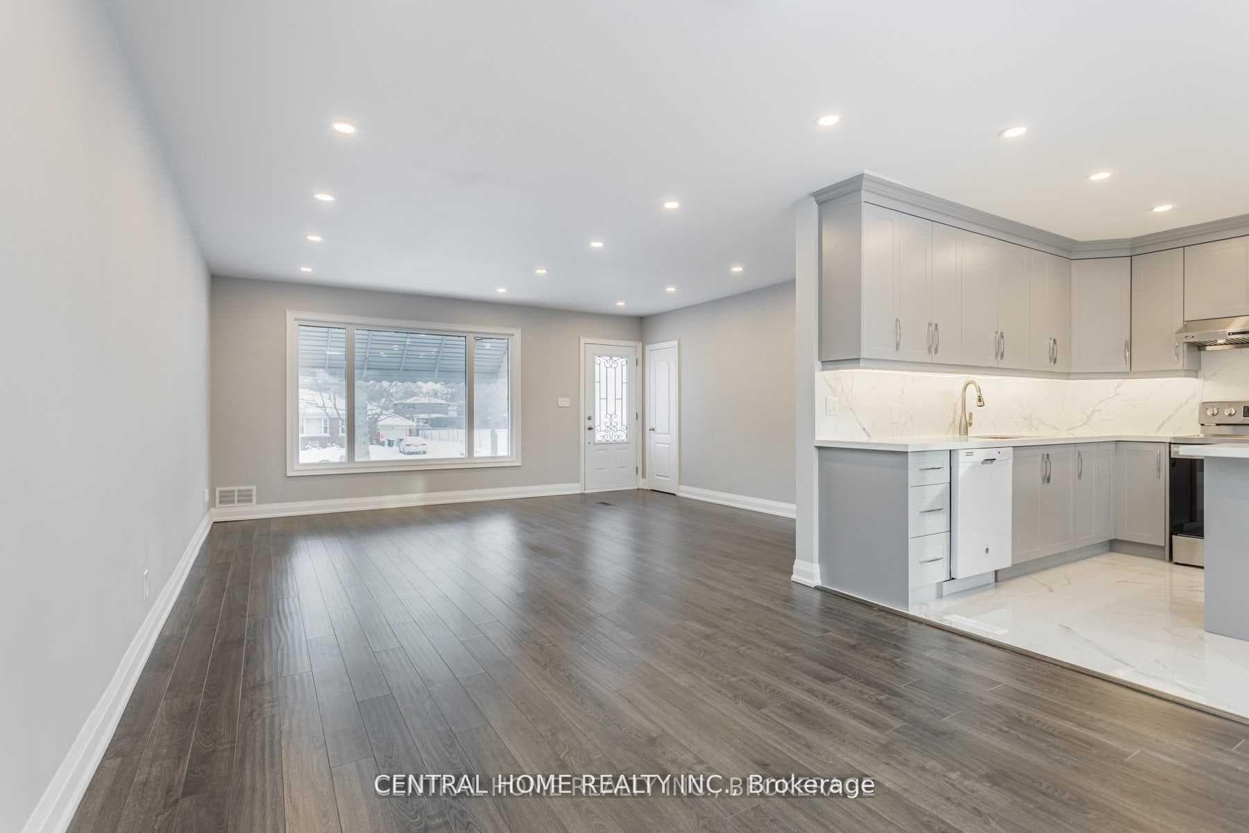 2 Kingsmere Crescent Unit Main photo 3