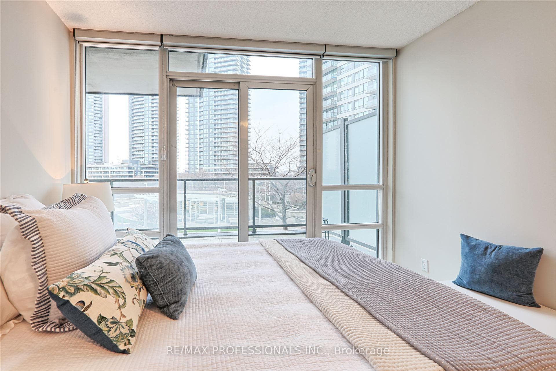 2240 Lake Shore Boulevard photo 19