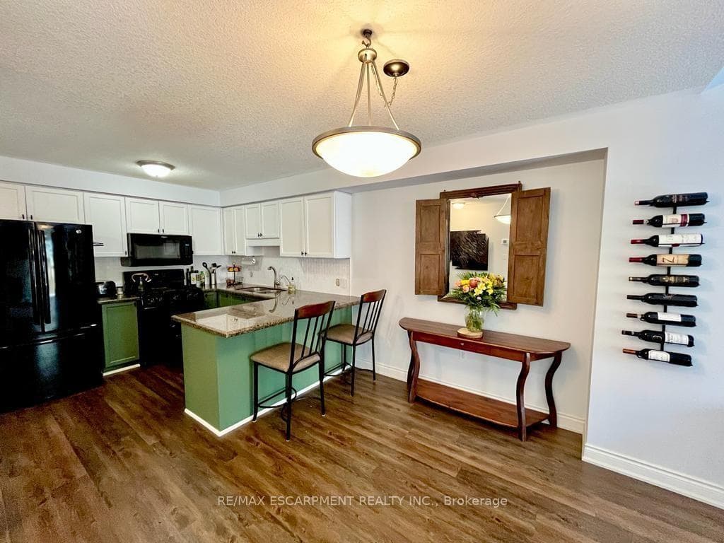 23 Willow Lane photo 4