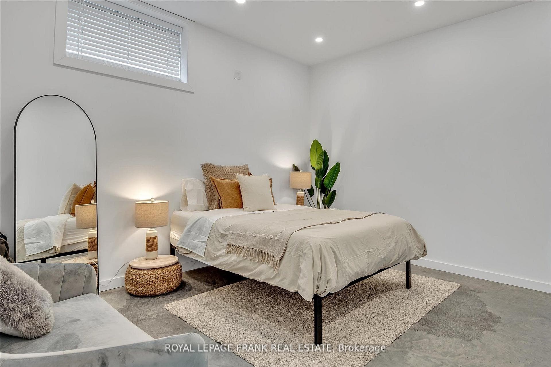 910 Birchview Road photo 30