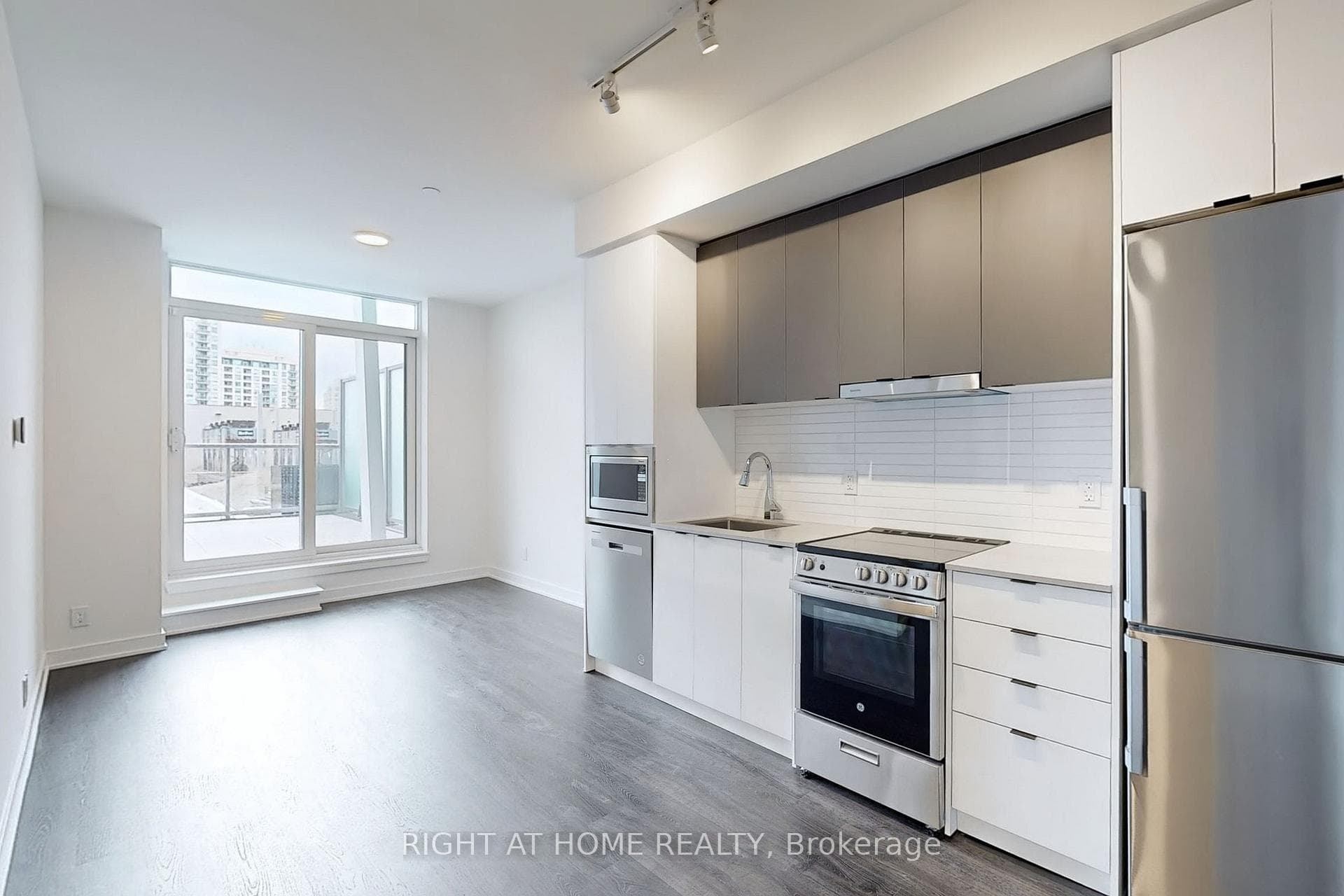 30 Upper Mall Way Unit 212A photo 10