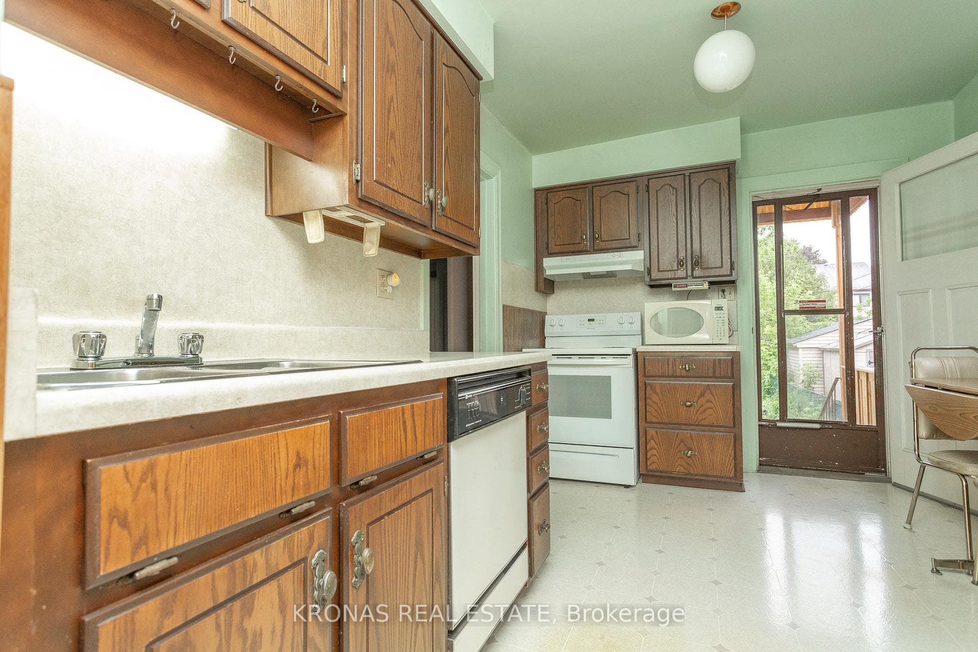 475 Upper Wentworth Street photo 4