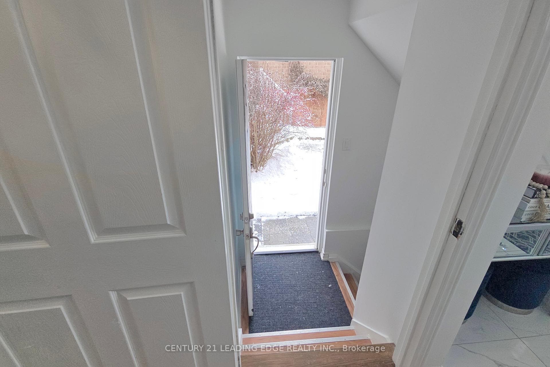 1071 Summitview Crescent photo 36