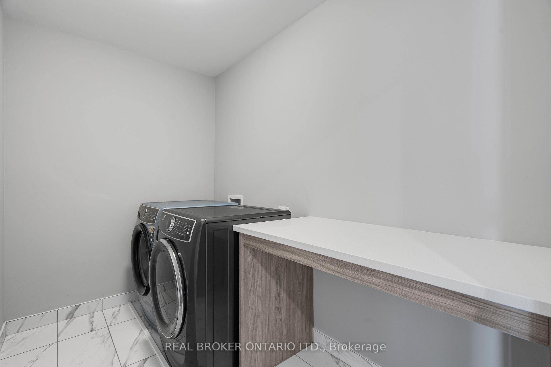 143 Bristol Crescent photo 32