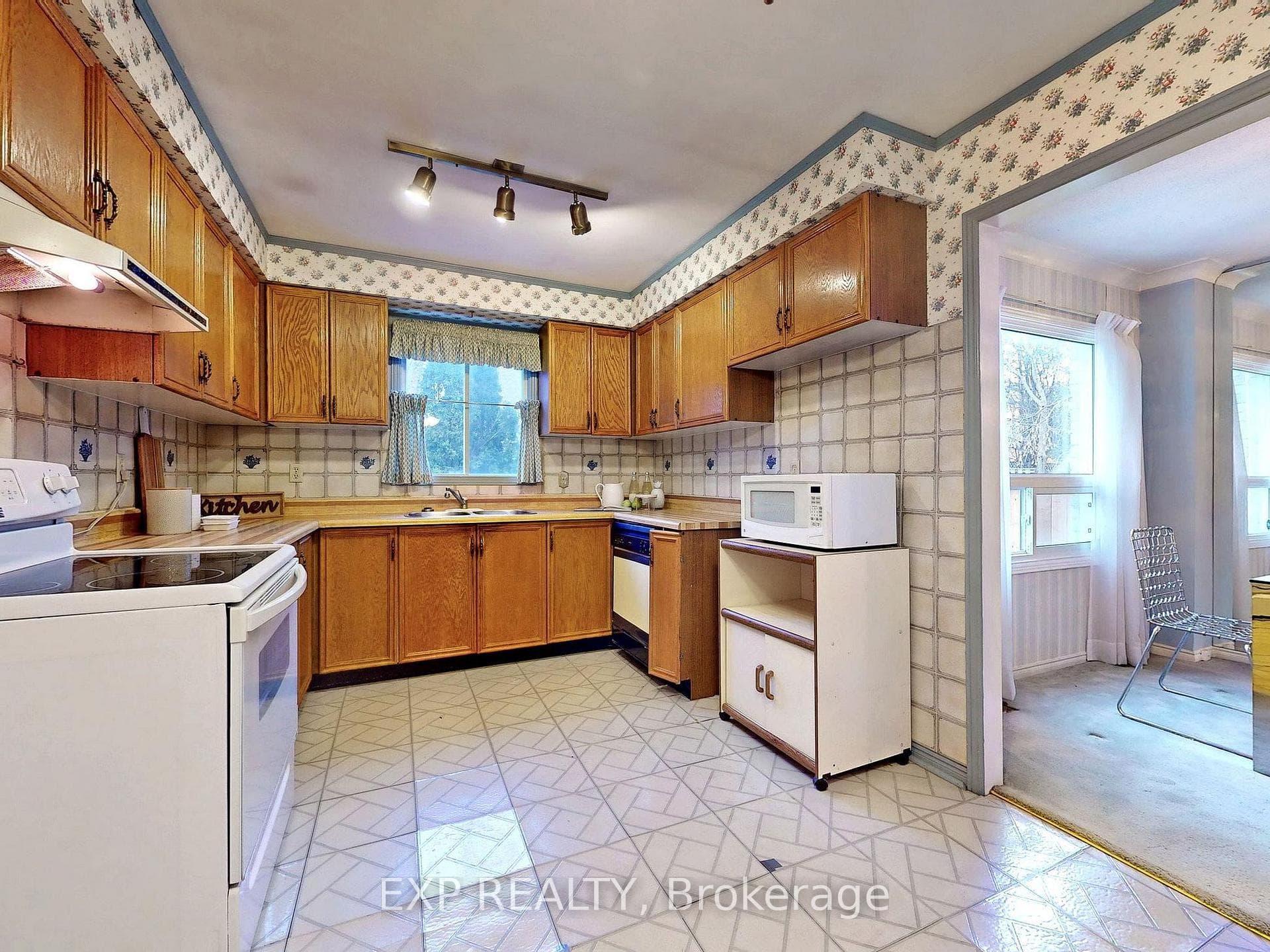 49 Gurr Crescent photo 11