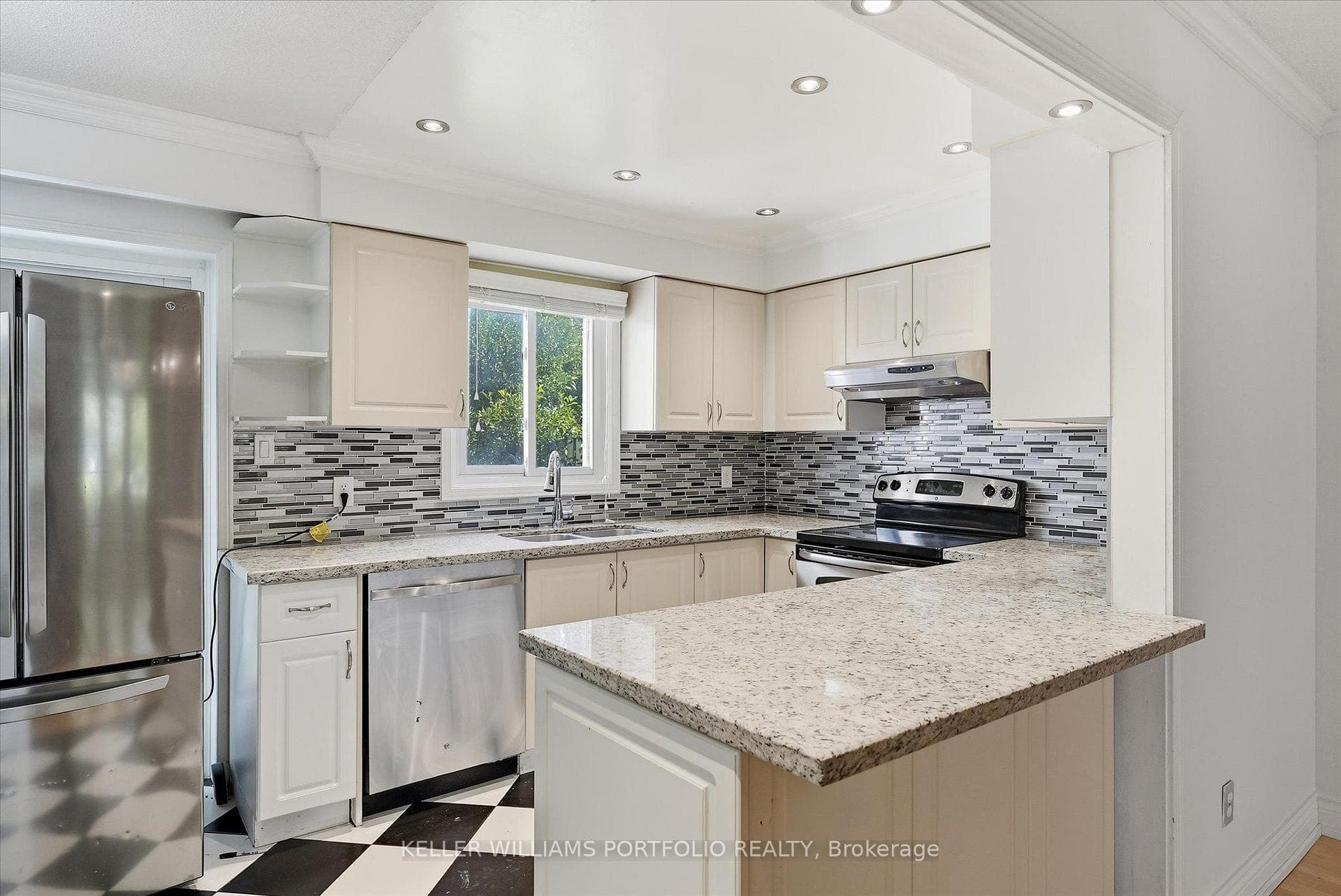 73 Jessica Gardens photo 11