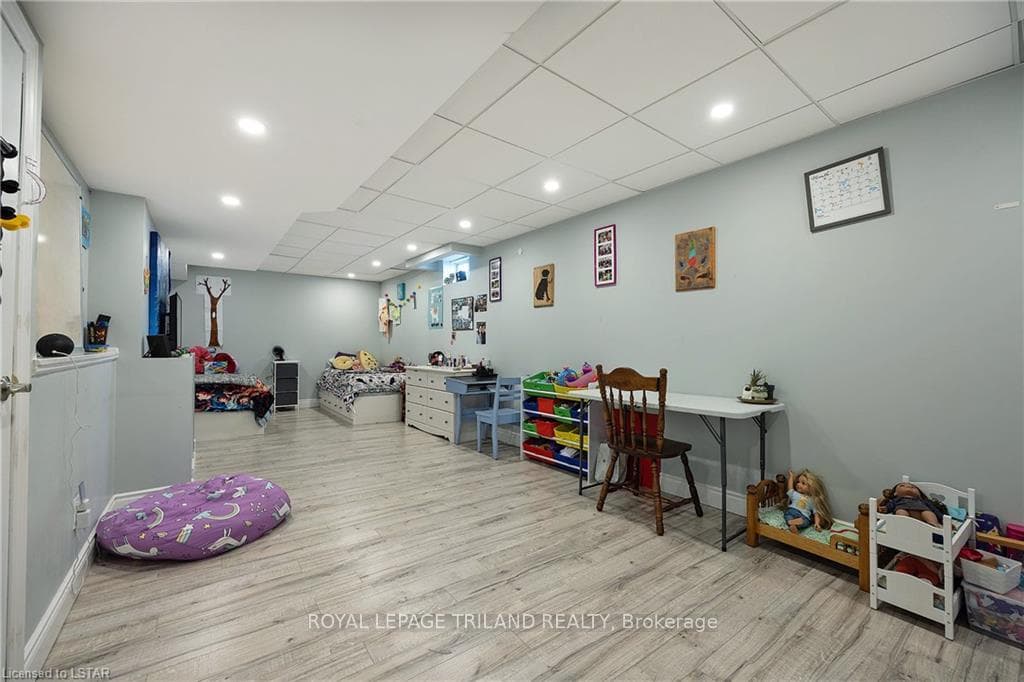 22 EDGEWELL Crescent photo 28