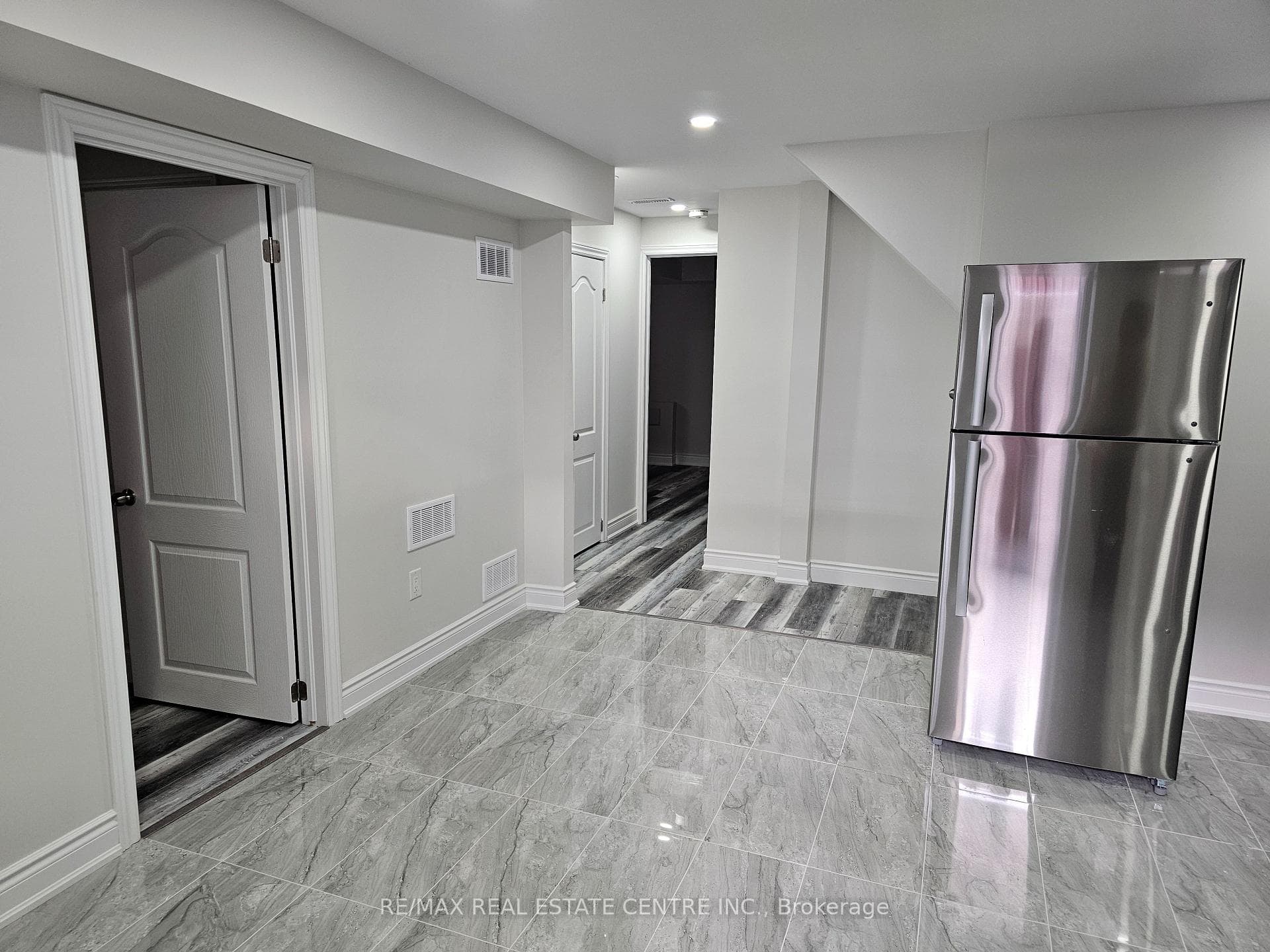 75 Connolly Crescent photo 2