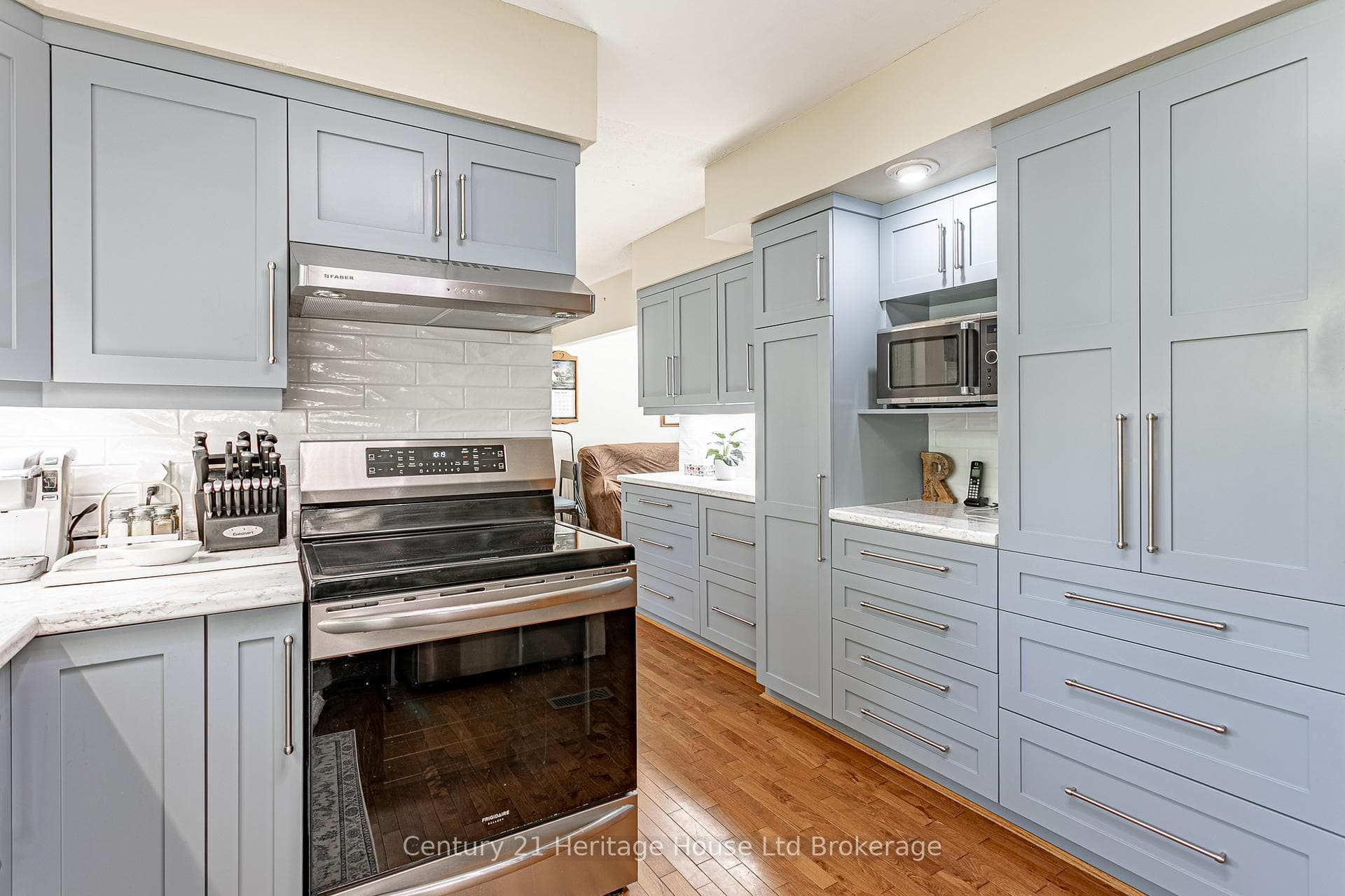 694 Queen Street photo 12