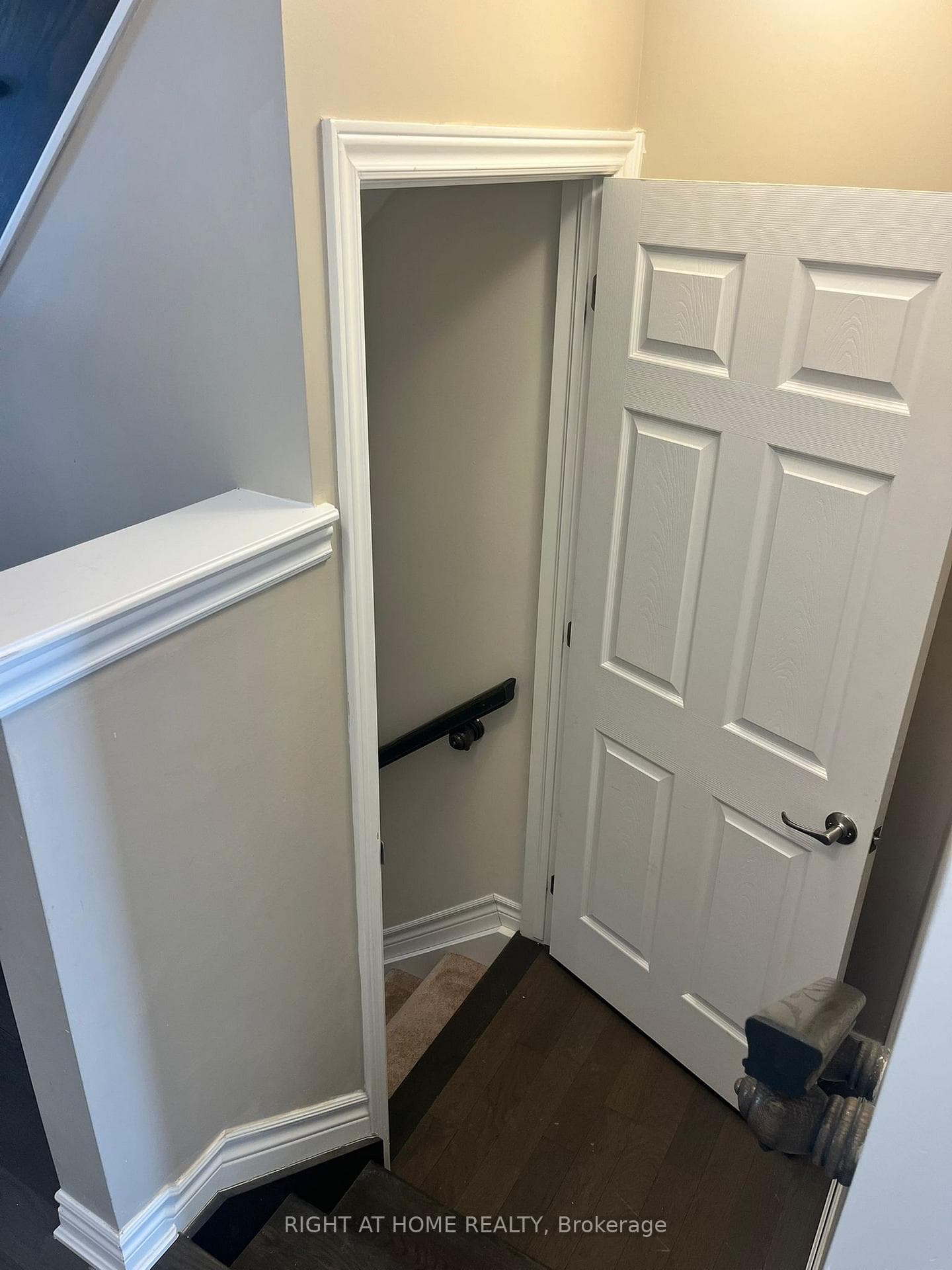 209 HARTSMERE Drive photo 4