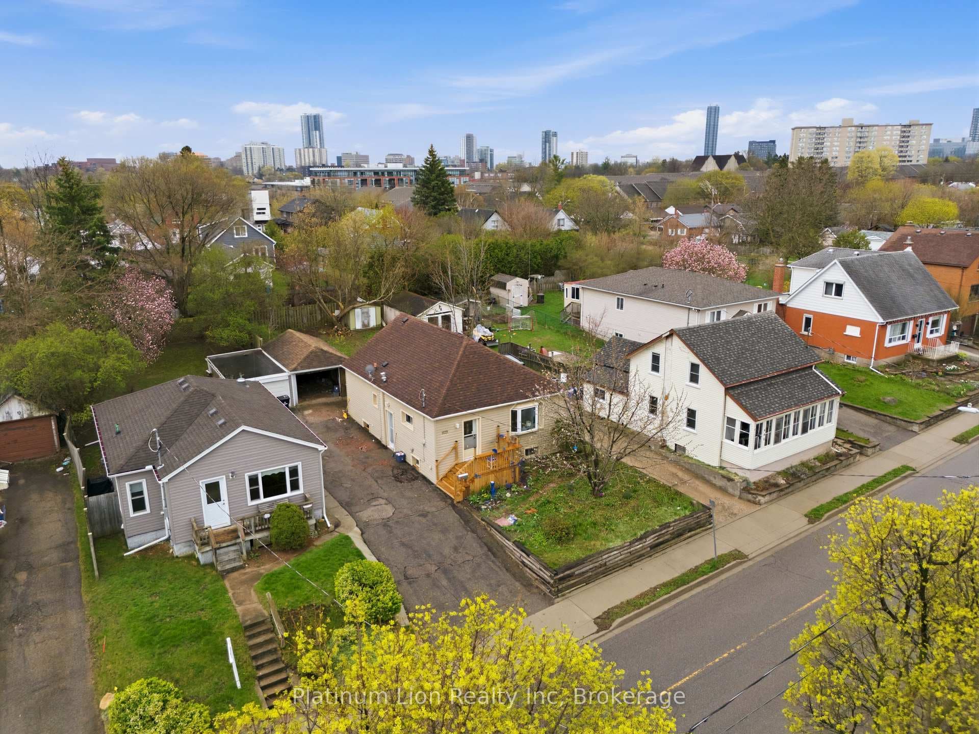 609 Guelph Street photo 36