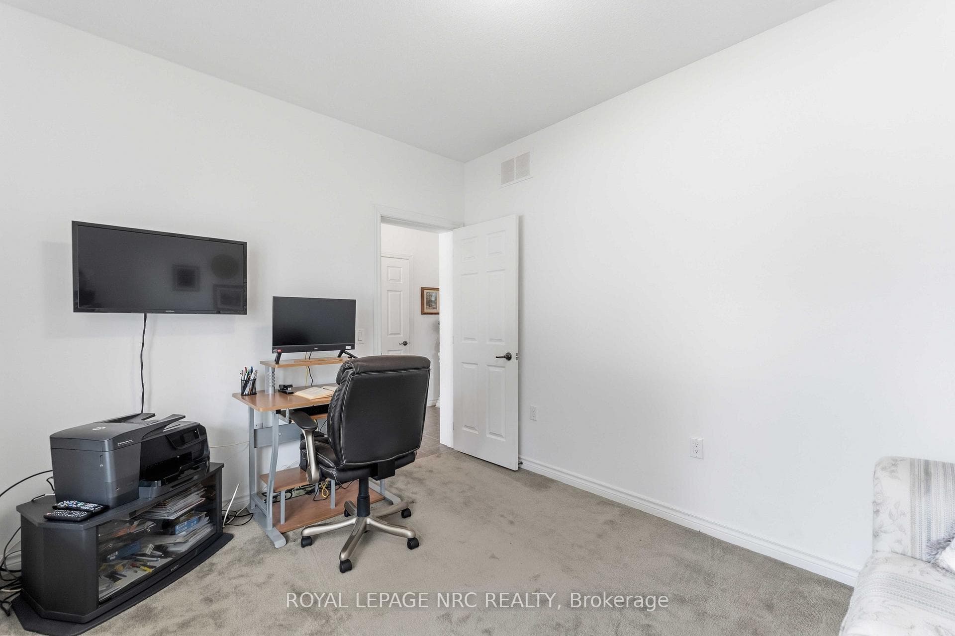 Perfect Guest Room, TV Lounge or Office