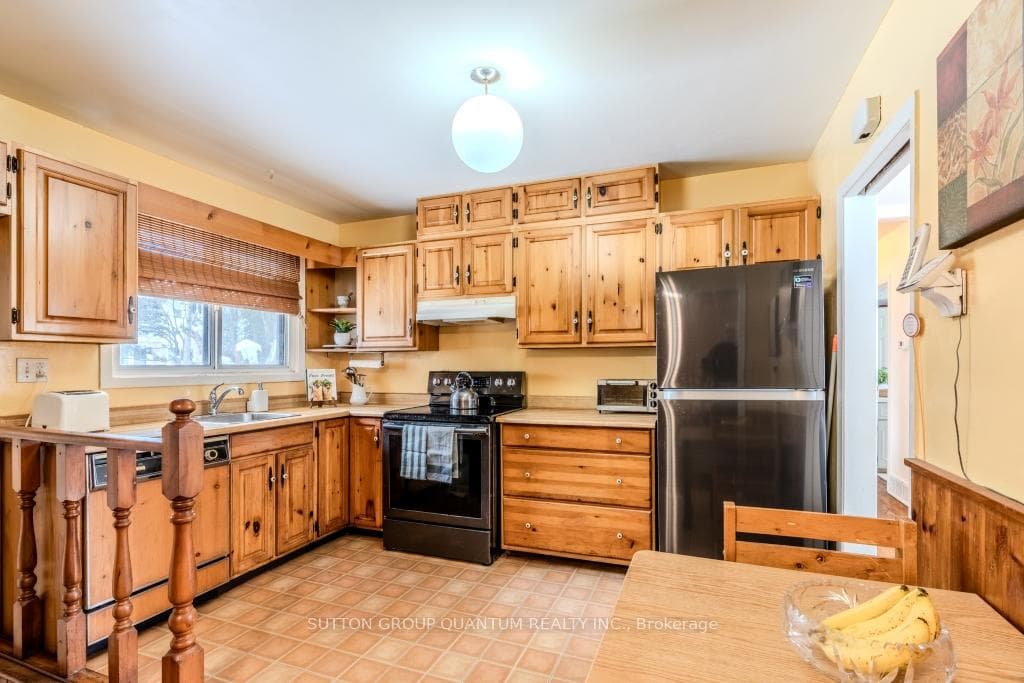 1382 Gainsborough Drive photo 9