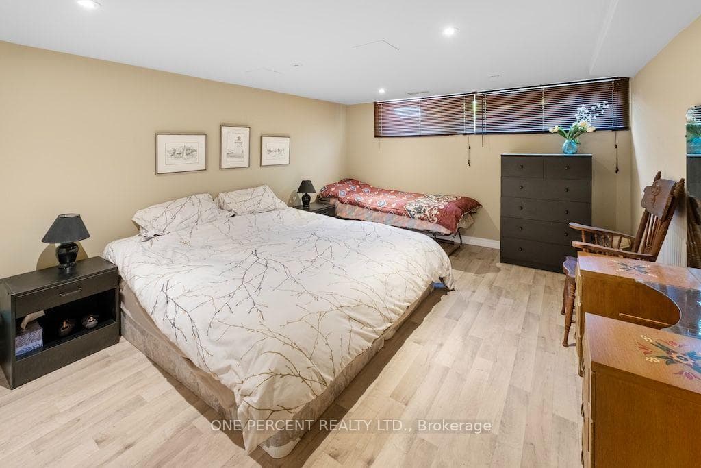 583 Stephens Crescent photo 28