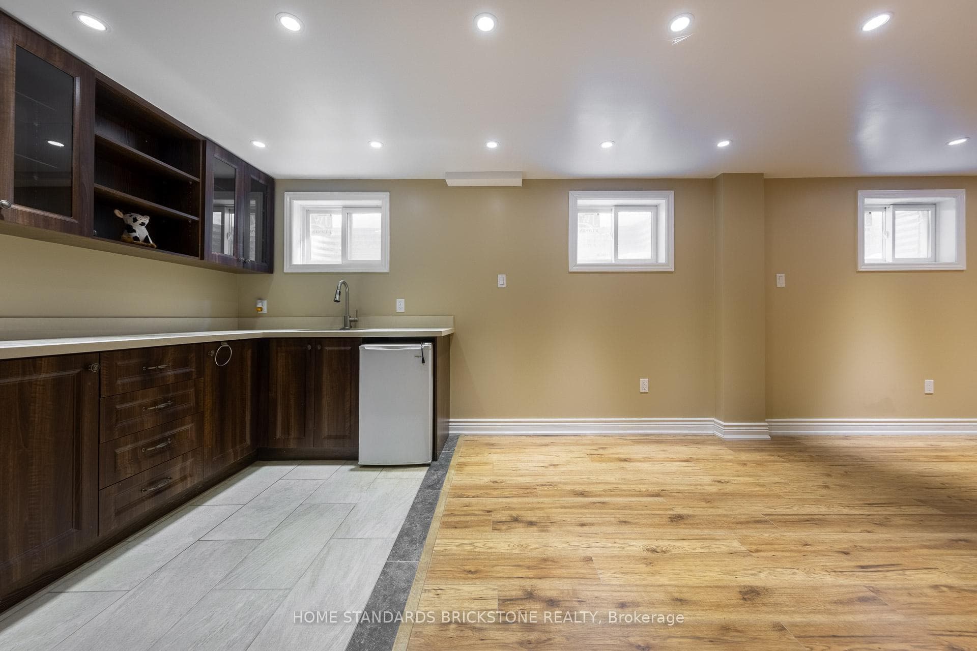 8 Royal Colwood Court photo 33