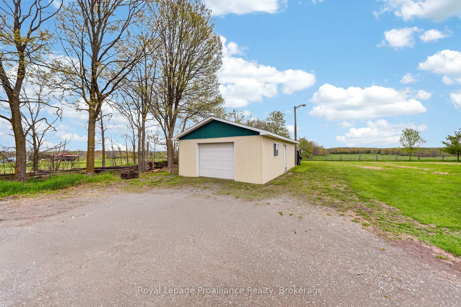 235 East Hungerford Road photo 41