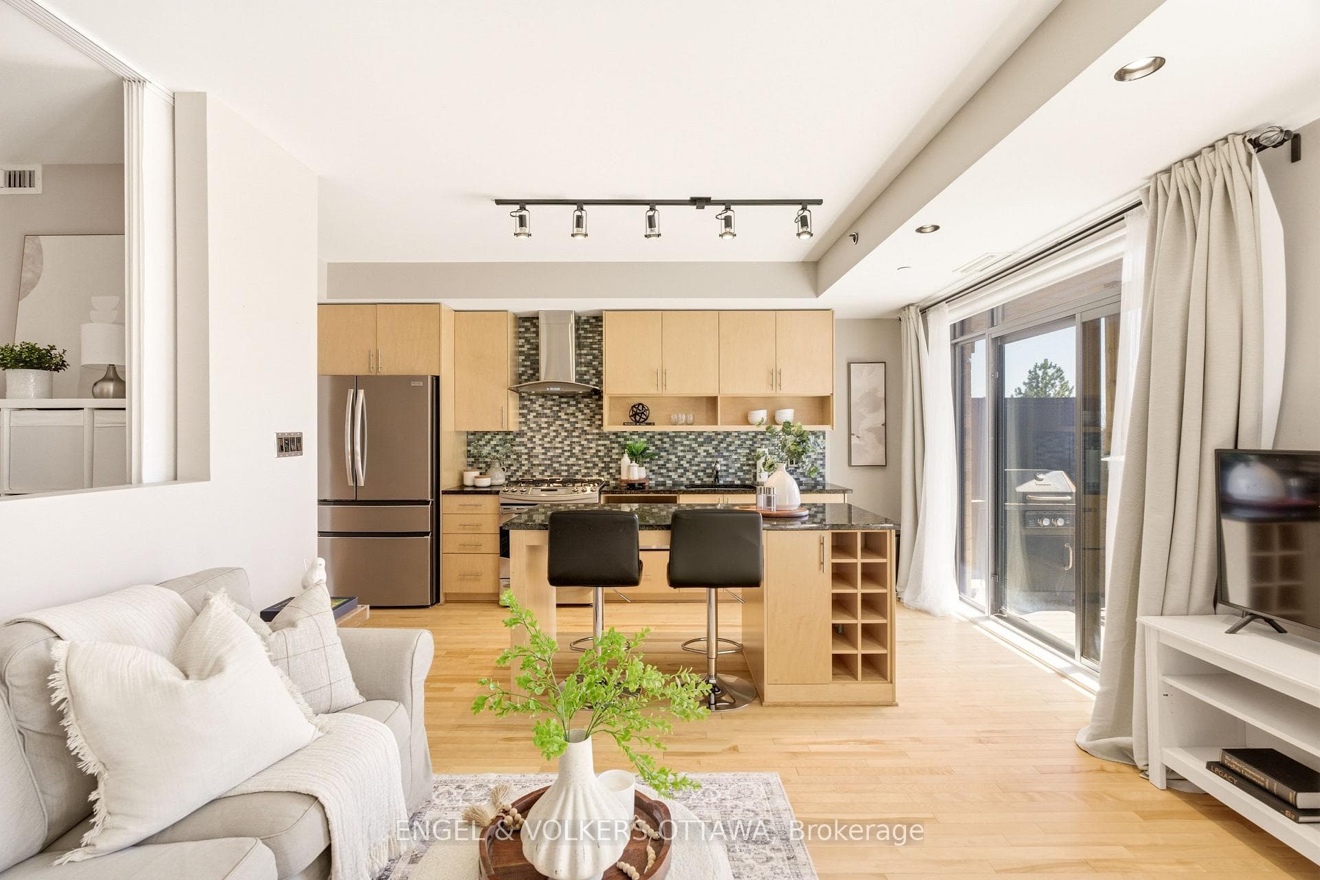 808 Bronson Avenue Unit 310 photo 4