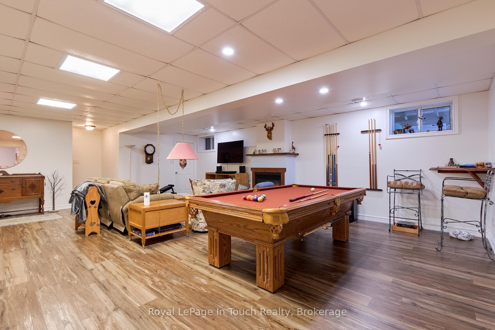 Rec room w pool tab