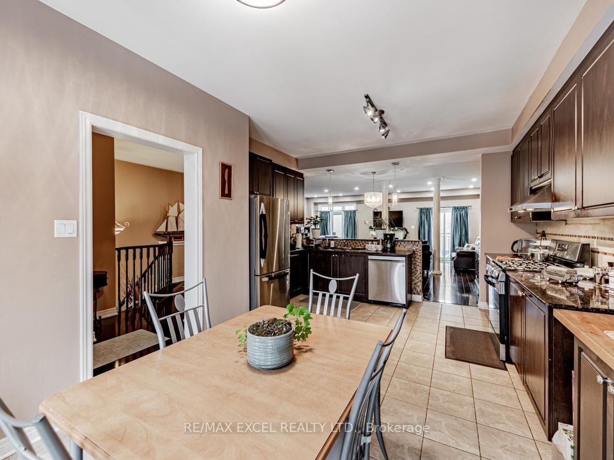 8 Mastwood Crescent photo 6