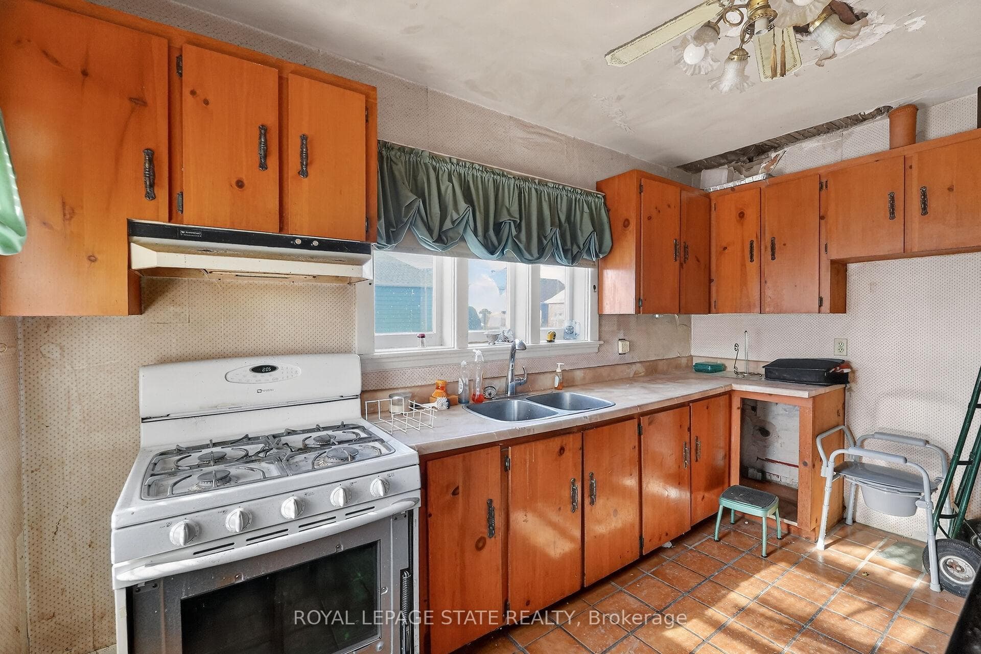 240 Paling Avenue photo 15