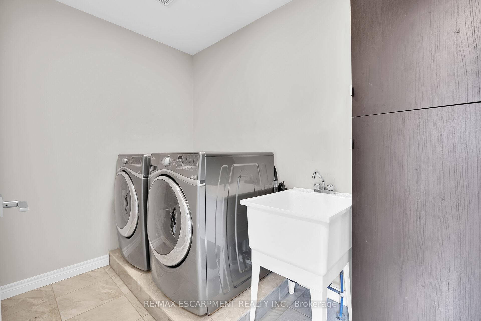 127 Lampman Drive photo 27