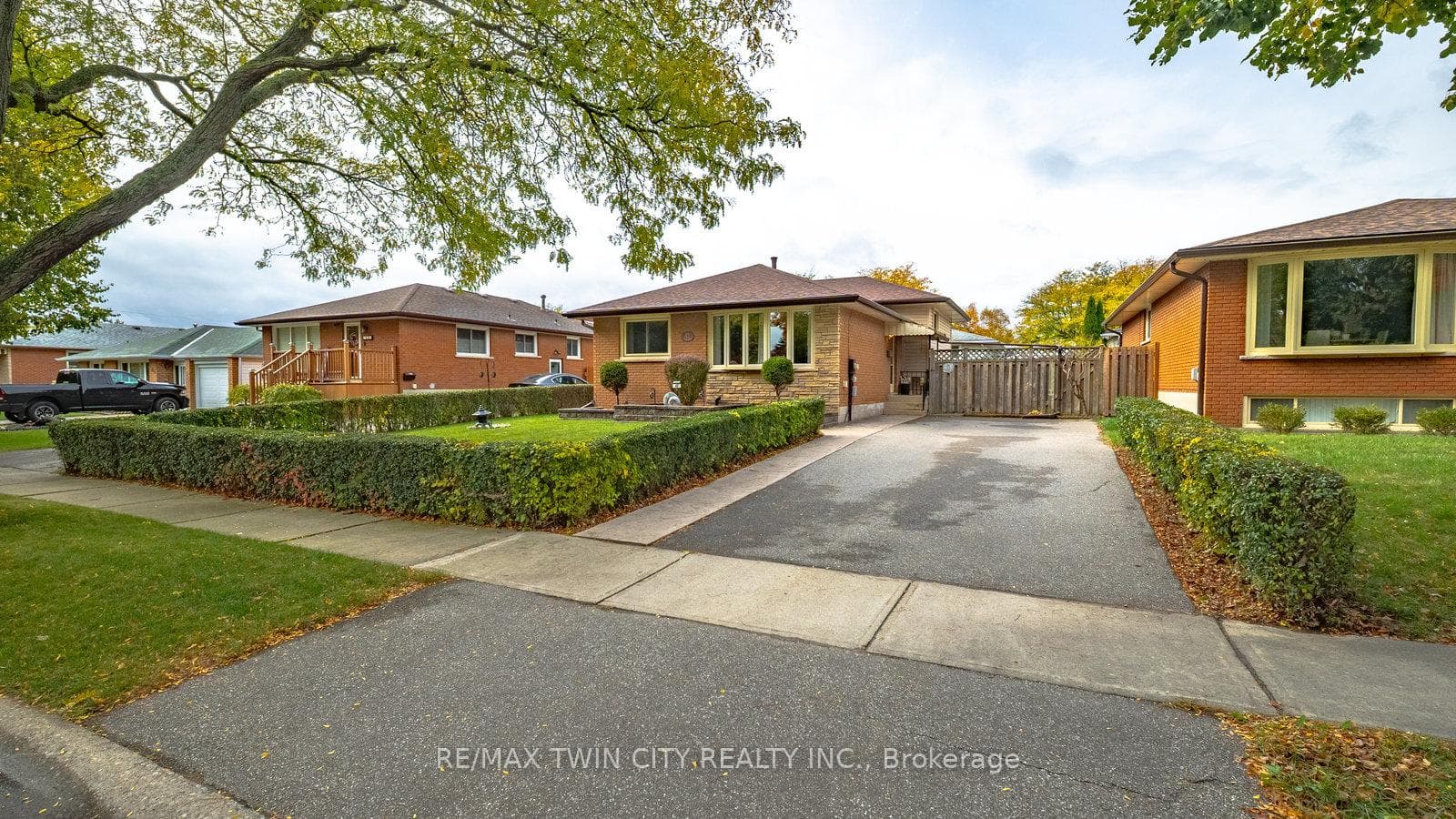 42 Palm Crescent photo 1