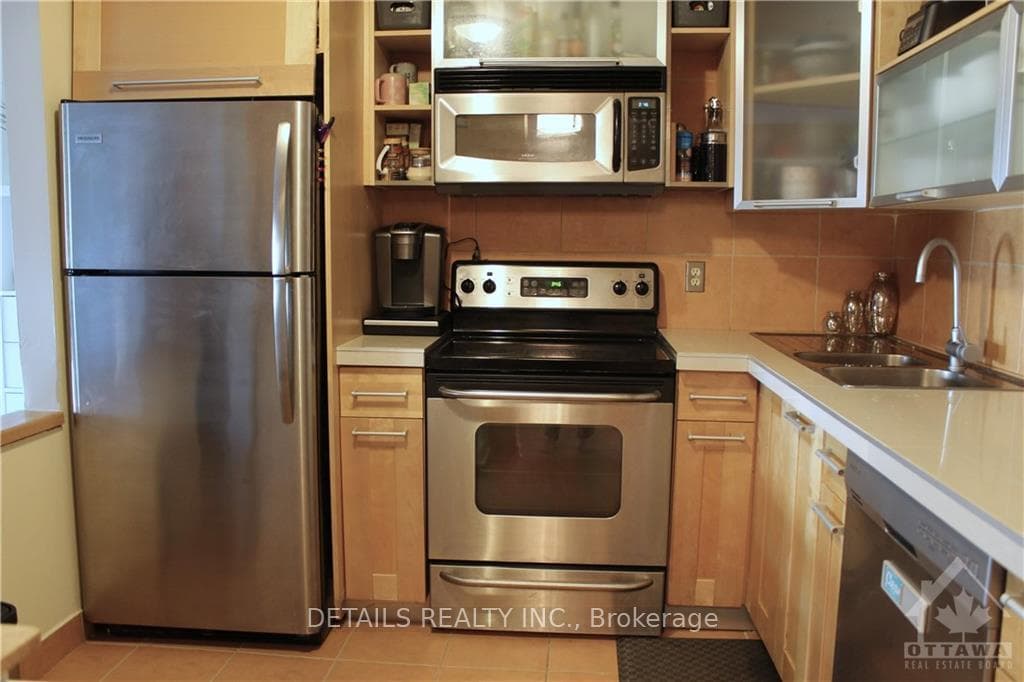 4E MAPLE RIDGE Crescent photo 2