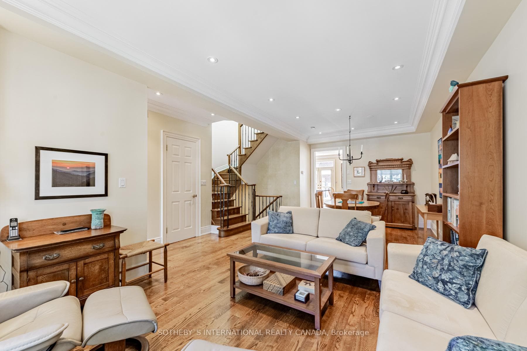 Sun-filled space, ideal for entertaining guests.
