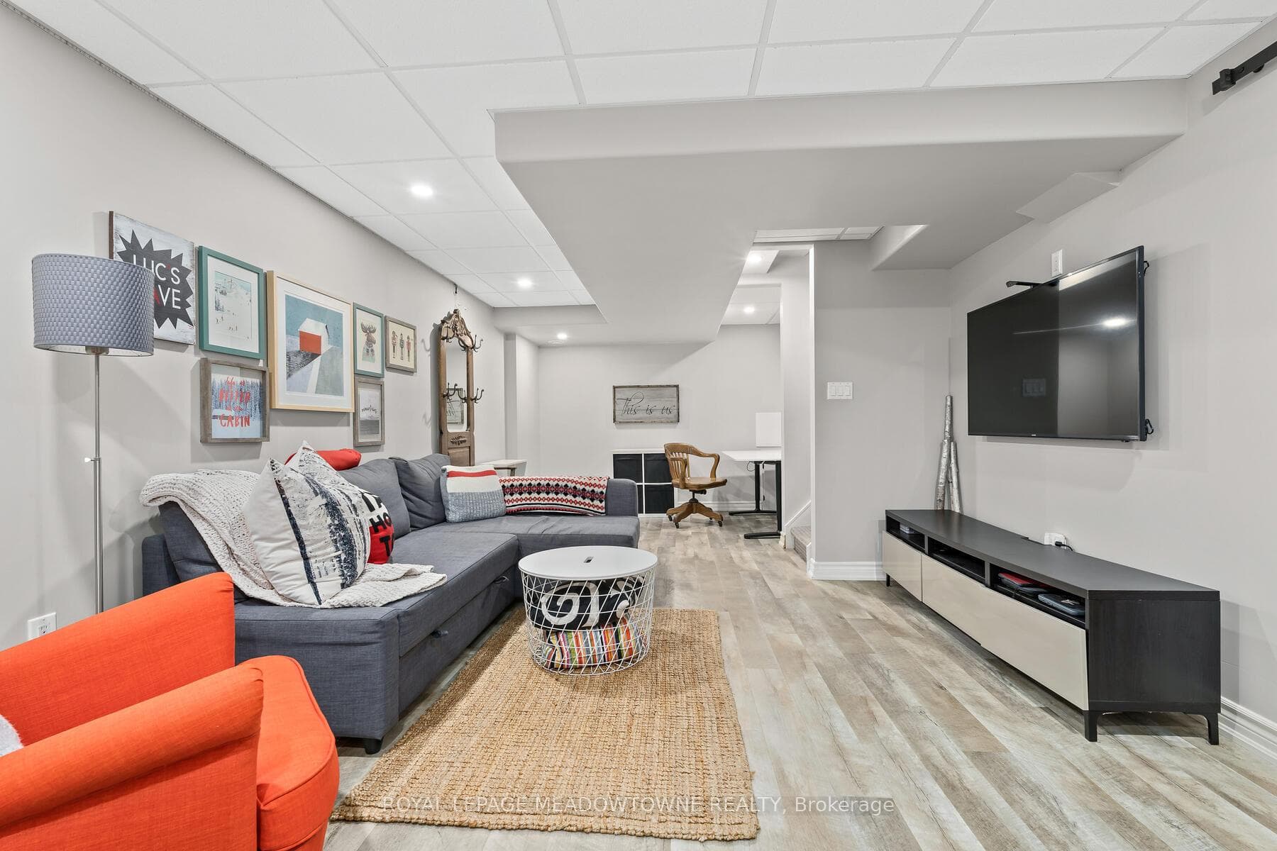 Wide vinyl neutral flooring.