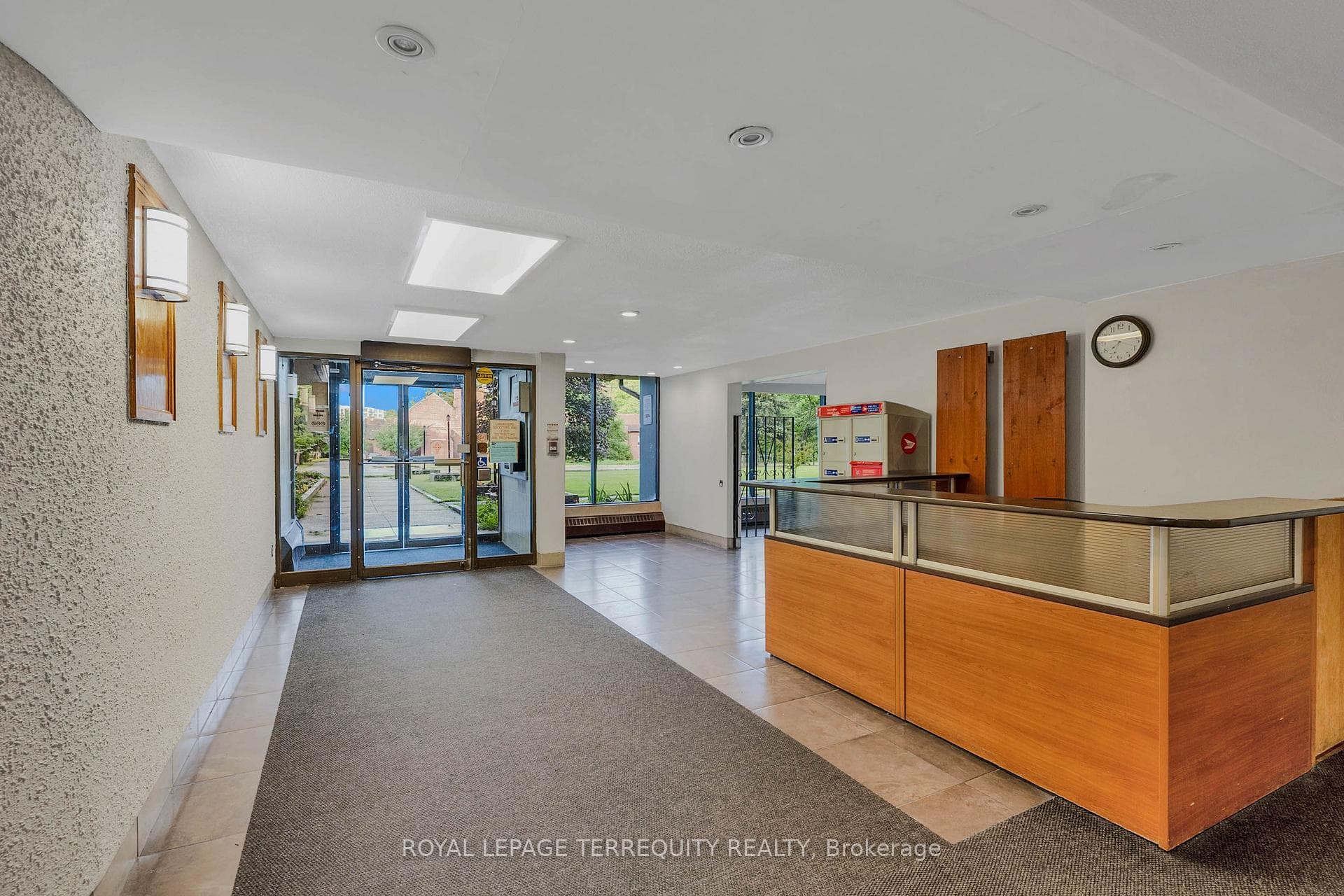 180 Markham Road Unit 816 photo 4
