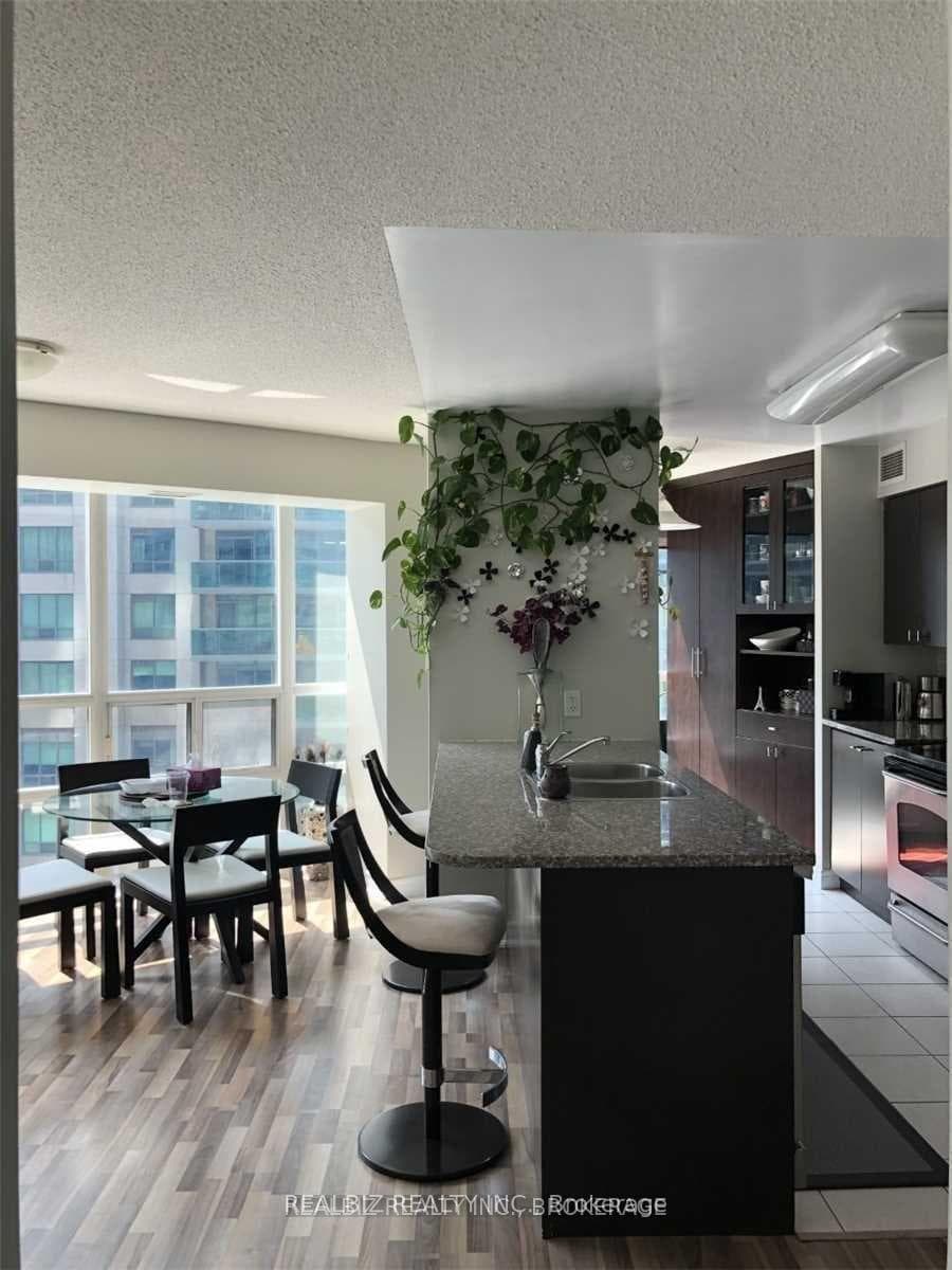 30 Grand Trunk Crescent Unit 811 photo 6