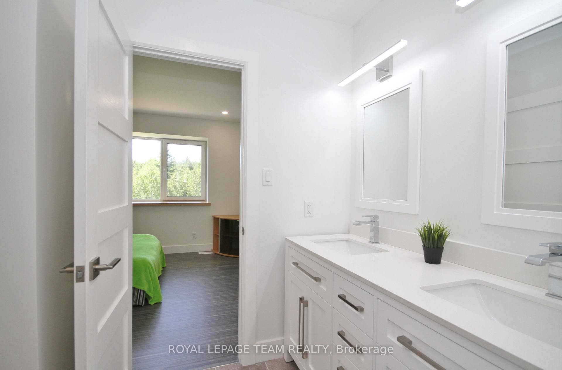 Jack and Jill 5 piece bathroom with dual sinks