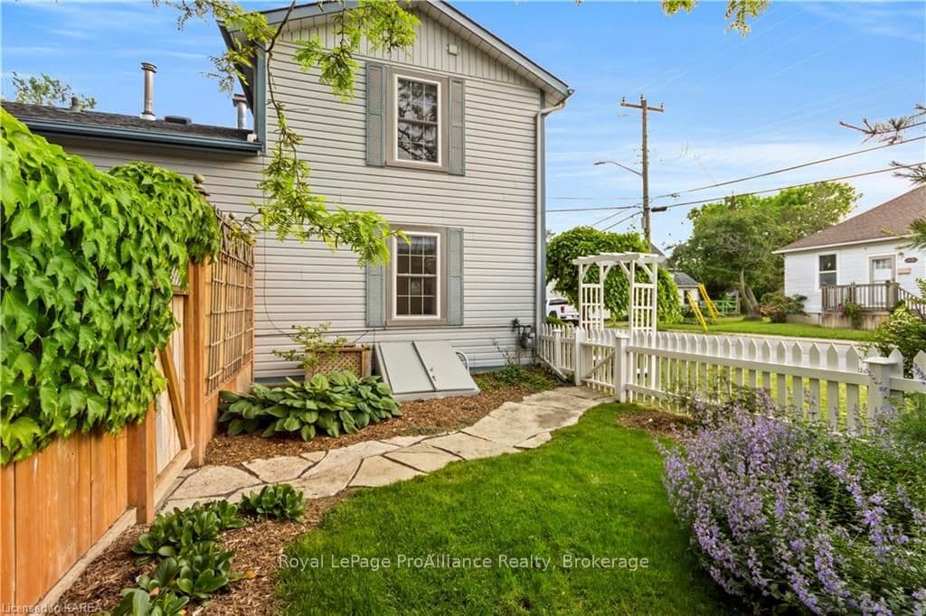 93 MOWAT Avenue photo 27