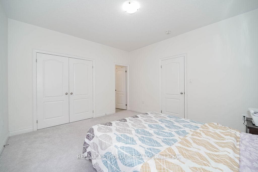 64 Tesla Crescent photo 31