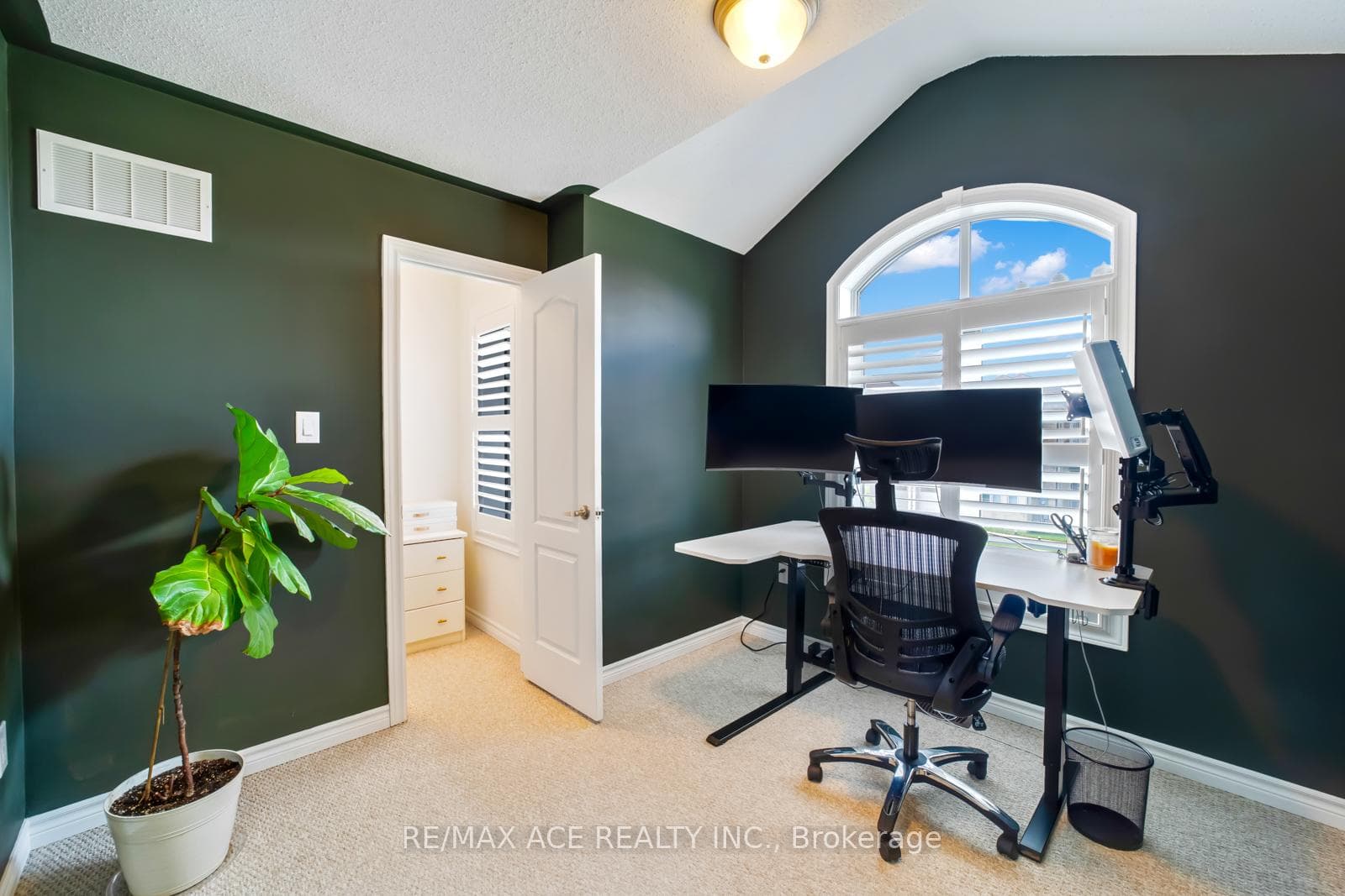 75 Mondial Crescent photo 30