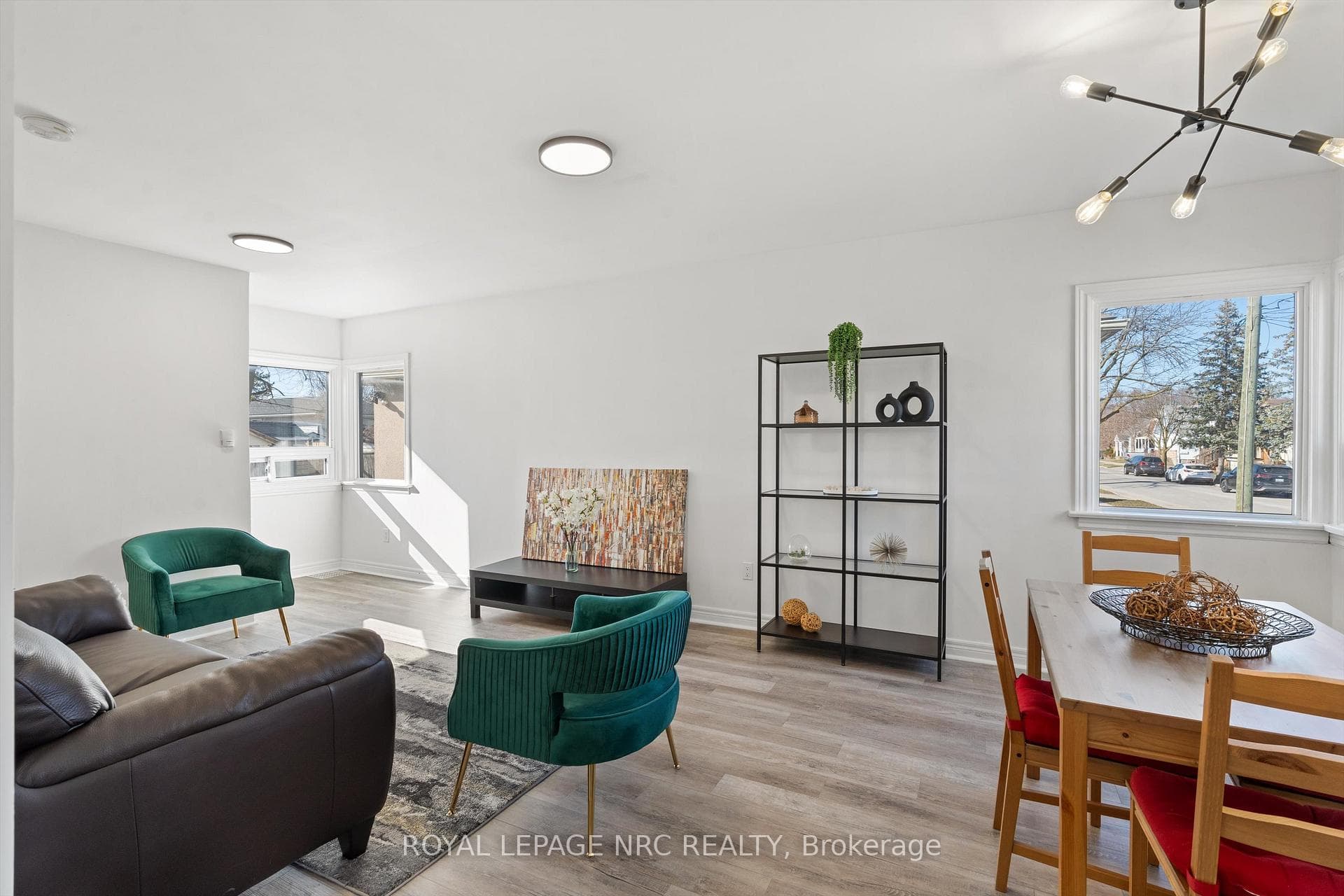 Living/dining room w/vinyl plank flooring