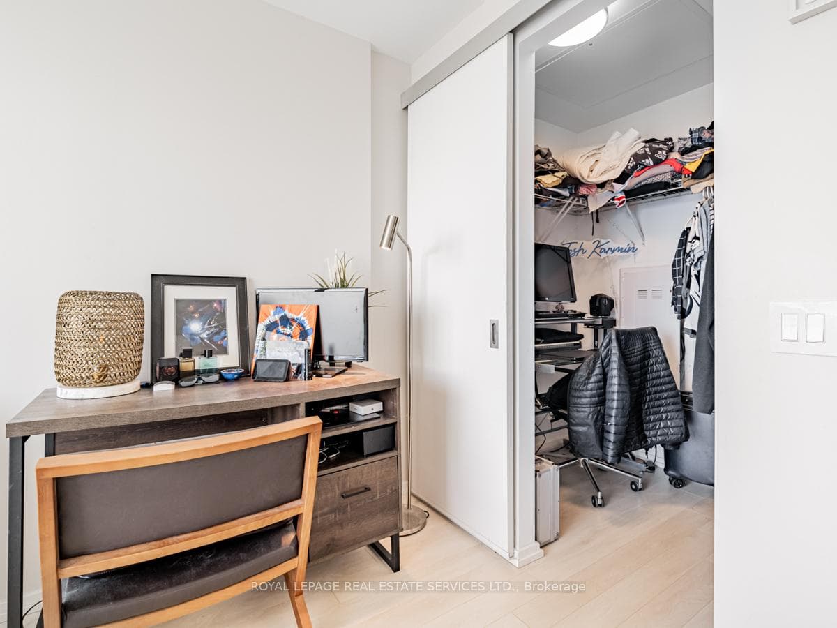 197 Yonge Street Unit 5807 photo 24
