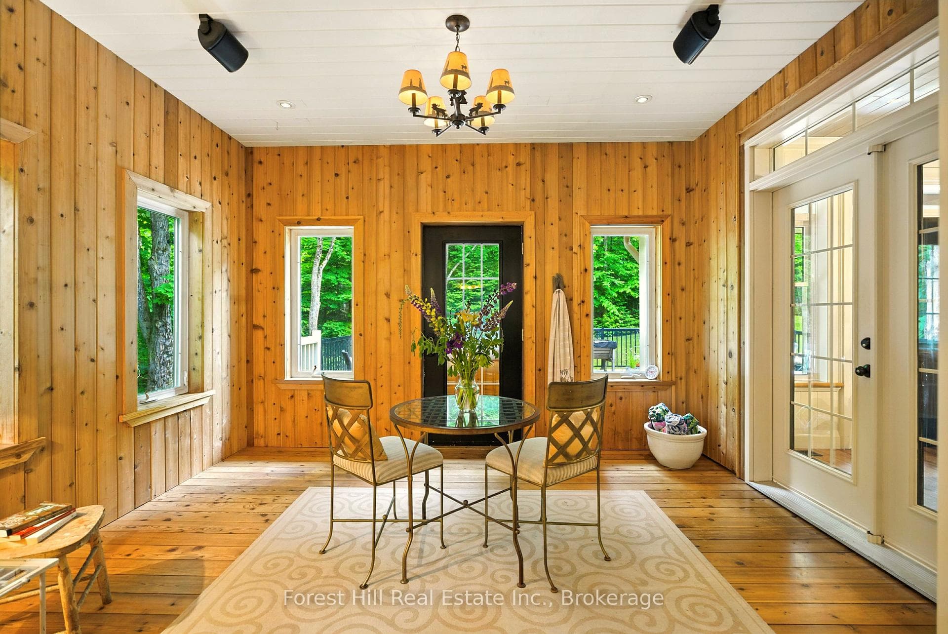 Cedar 3-season Muskoka Rm - to unwind with a book