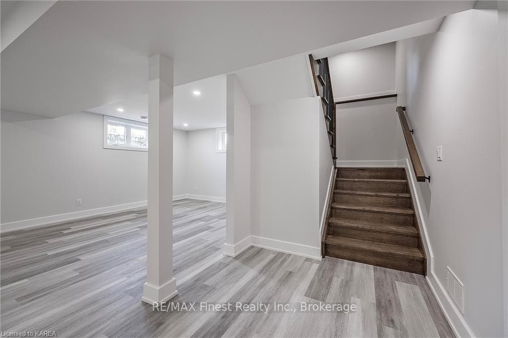 20 PARK Crescent photo 41