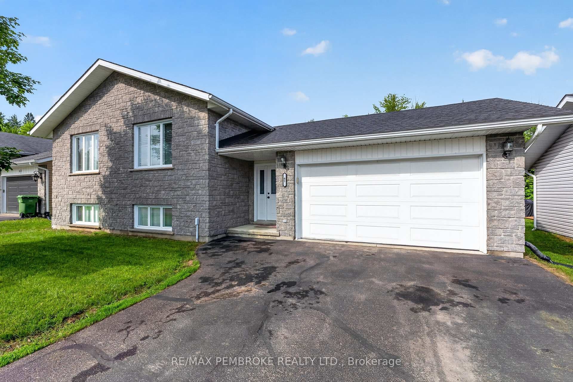 61 Oak Avenue photo 2